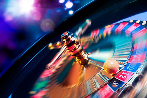 hunters Lightning Dice live-dealer studio with three cards dealt and multiplier values displayed